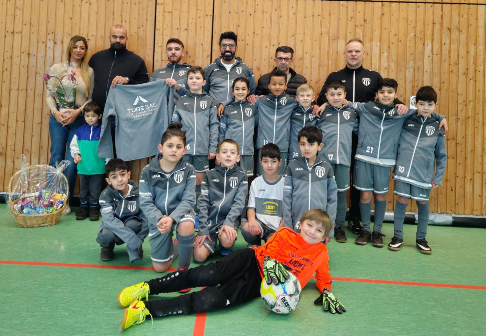 Neue Trainingsausstattung für die U9 Jugendfußballer - Sportverein ...